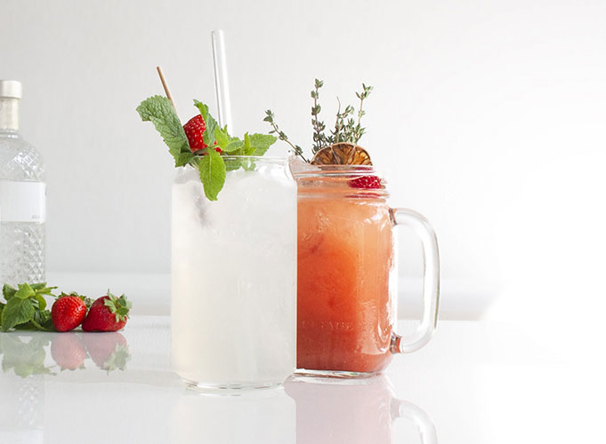 ein glas mit weißer limonade und ein Glas roter smoothie für die mobile bar