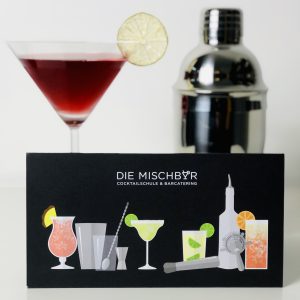 Gutschein fuer einen cocktailkurs mit einem cocktailglas und einem shaker