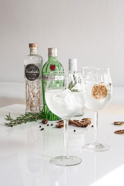 zwei gin gläser gefüllt mit gin tonic für mobile gin bar