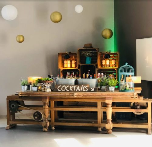 vintage bar dekoriert mit einem cocktailschild zum verleihen fuer cocktails